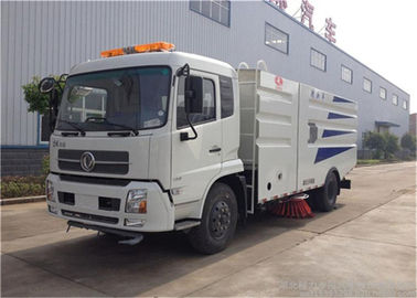 China Caminhão da vassoura do vácuo de RHD Dongfeng 4x2, 4000 da estrada litros de máquina da limpeza fornecedor